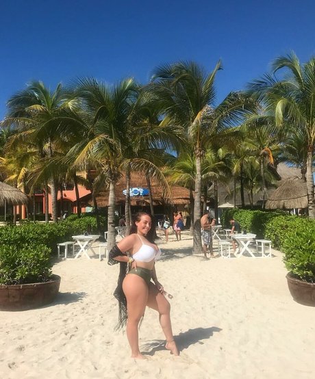 Photo nue de fuite OnlyFans de Sydney Martichuski