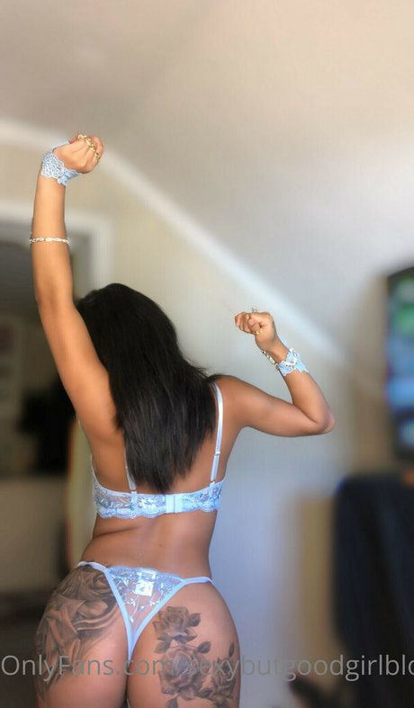 Photo nue de fuite OnlyFans de Sexybutgoodgirl