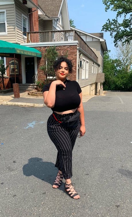 Photo nue de fuite OnlyFans de Deanelizyunes
