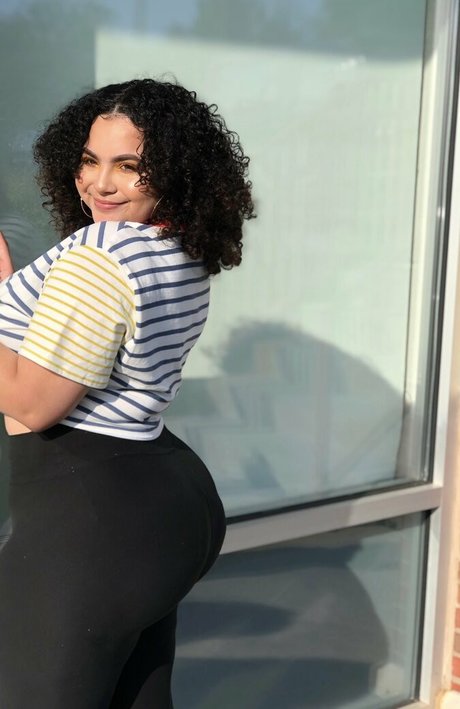 Photo nue de fuite OnlyFans de Deanelizyunes