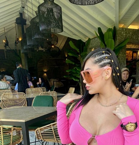 Bombshell Mel