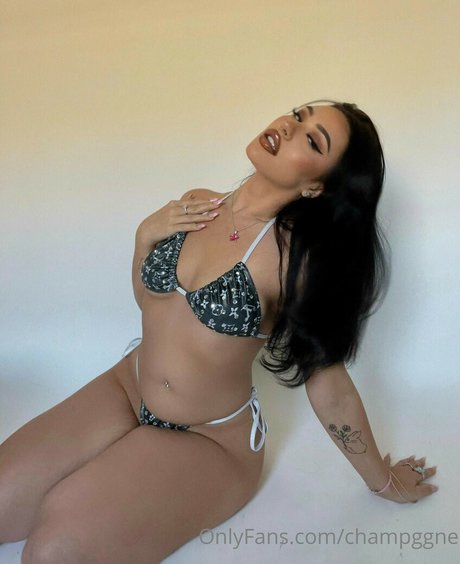 Photo nue de fuite OnlyFans de Champggne
