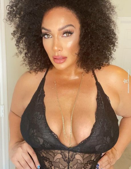 Photo nue de fuite OnlyFans de Lina Fanene