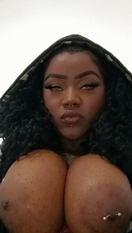 Photo nue de fuite OnlyFans de Leka E Juu