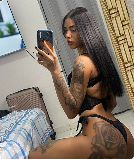 Photo nue de fuite OnlyFans de Alinelealcard