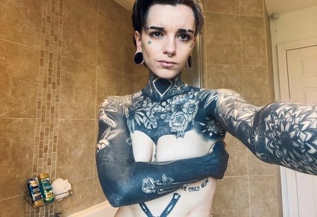Photo nue de fuite OnlyFans de Holly Broome Inked