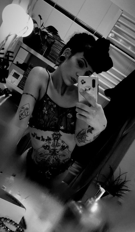 Photo nue de fuite OnlyFans de Luunighthawk