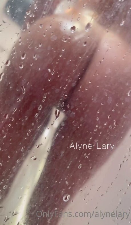 Photo nue de fuite OnlyFans de Alyne Lary