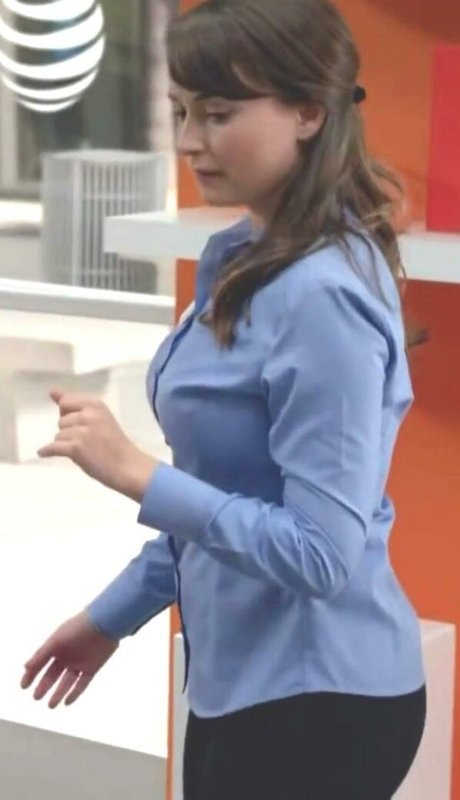 Milana Vayntrub