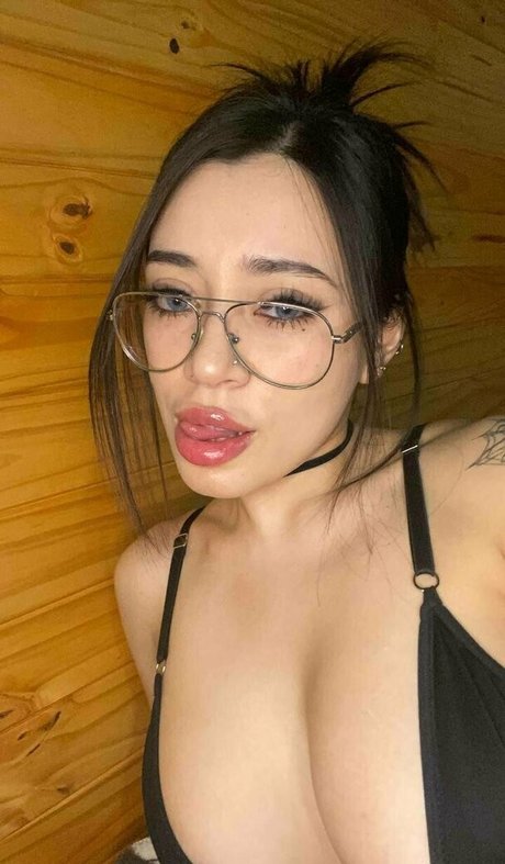Photo nue de fuite OnlyFans de Carolinee2000