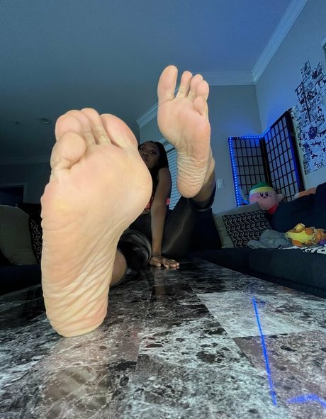 Littleebonyfeet