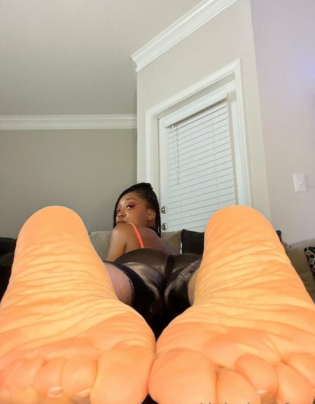 Littleebonyfeet