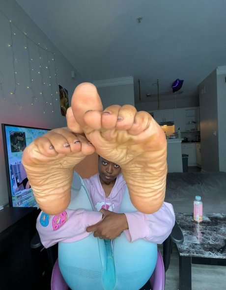 Littleebonyfeet