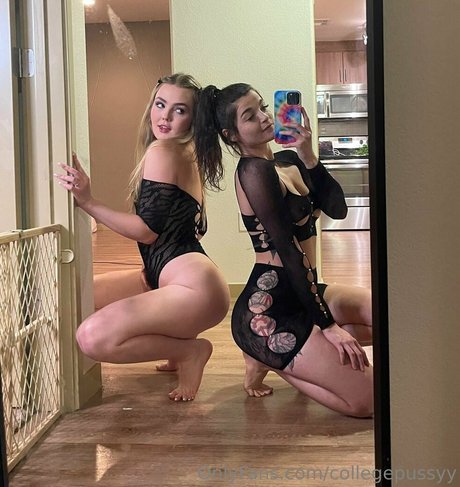 Photo nue de fuite OnlyFans de Collegepussyy