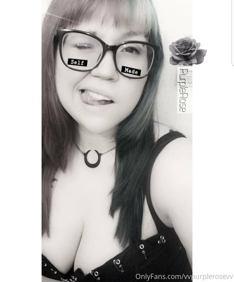 Photo nue de fuite OnlyFans de Vvpurplerosevv