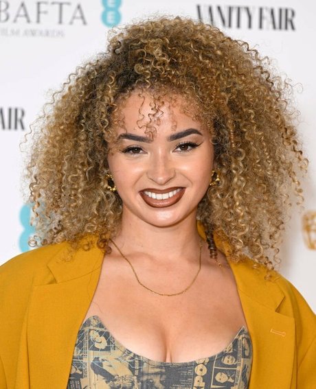 Ella Eyre