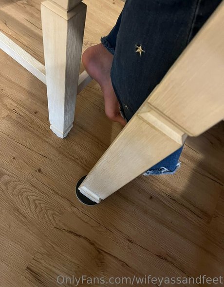 Photo nue de fuite OnlyFans de Wifeyassandfeet