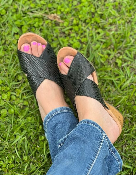 Photo nue de fuite OnlyFans de Wifeyassandfeet