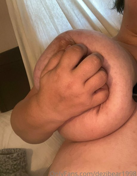 Photo nue de fuite OnlyFans de Dezibear1998