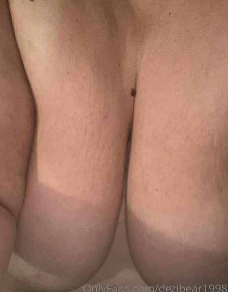 Photo nue de fuite OnlyFans de Dezibear1998