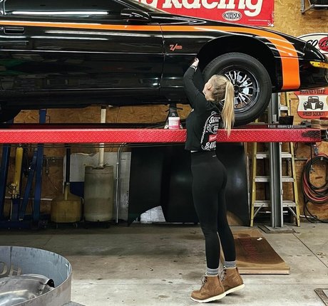 Photo nue de fuite OnlyFans de Britney Automotive