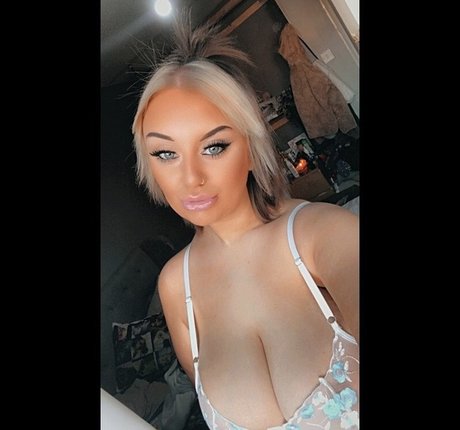 Photo nue de fuite OnlyFans de Ellise Clarke