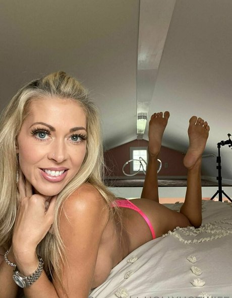 Hollyhotwife
