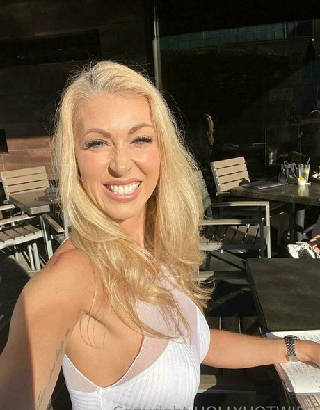 Hollyhotwife