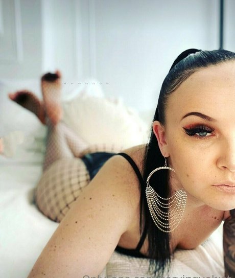 Photo nue de fuite OnlyFans de Servingvelvet