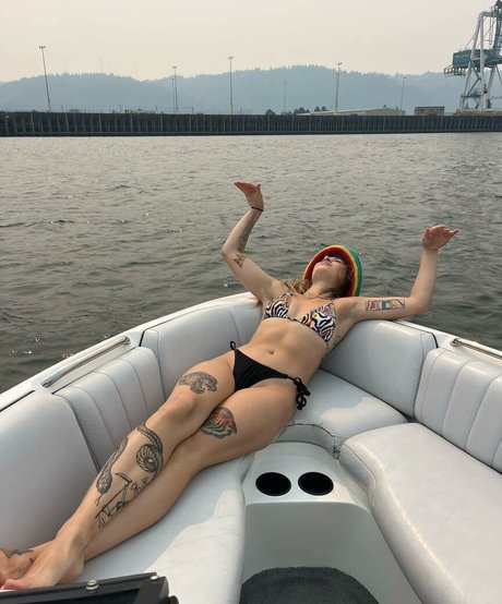 Photo nue de fuite OnlyFans de Emily Mello