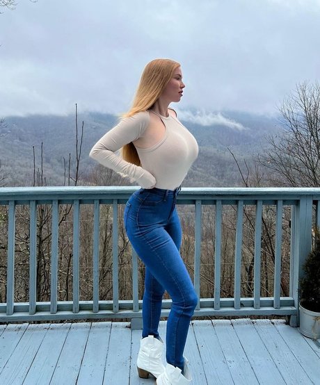 Photo nue de fuite OnlyFans de Elizabeth Ostrander
