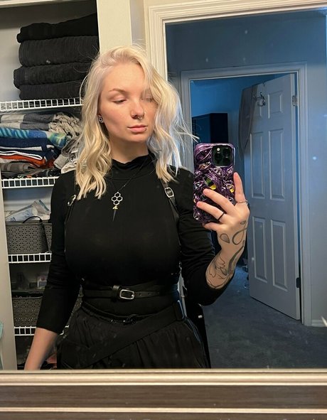Photo nue de fuite OnlyFans de Demonfatale