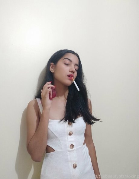 Photo nue de fuite OnlyFans de Thebeautyofsmoking