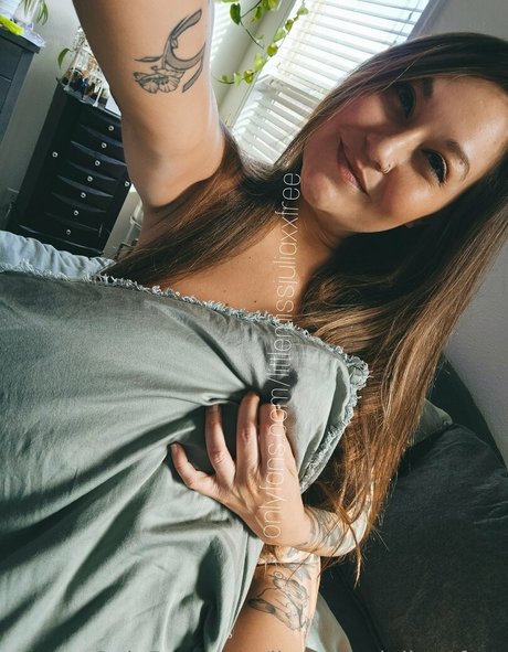 Photo nue de fuite OnlyFans de Littlemissjuliaxxfree