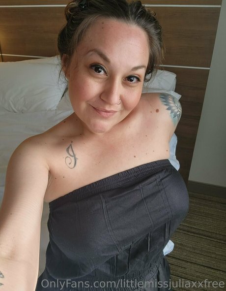 Photo nue de fuite OnlyFans de Littlemissjuliaxxfree