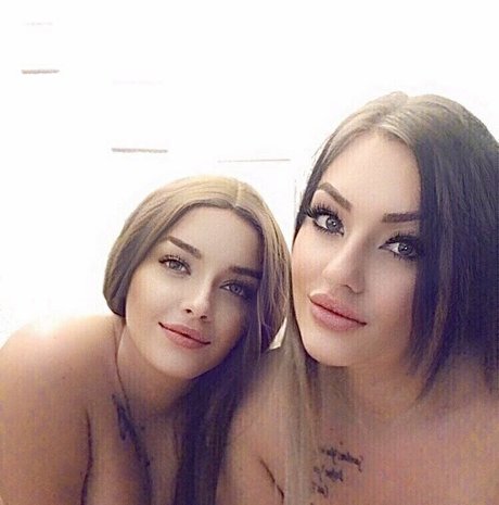 Photo nue de fuite OnlyFans de Twonaughtysisters