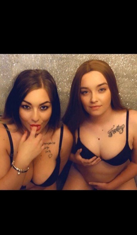 Photo nue de fuite OnlyFans de Twonaughtysisters
