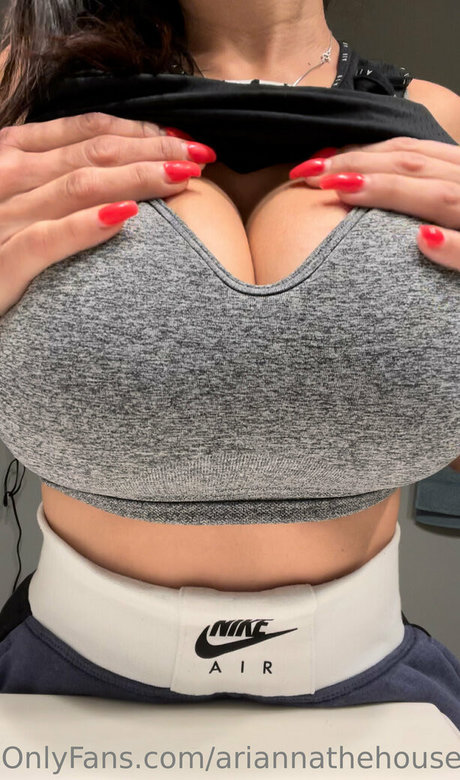 Photo nue de fuite OnlyFans de Ariannathehousewife