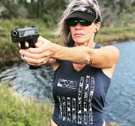 Photo nue de fuite OnlyFans de Girls With Guns