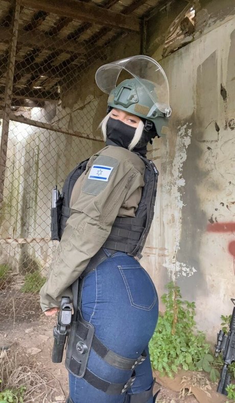 Girls With Guns