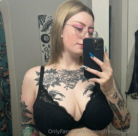Photo nue de fuite OnlyFans de Rippingthroughflesh