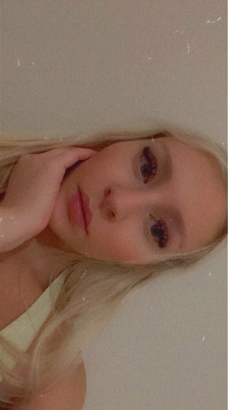 Photo nue de fuite OnlyFans de Freshmanblondie18