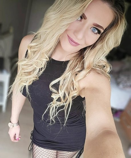 Photo nue de fuite OnlyFans de Session Moth Martina