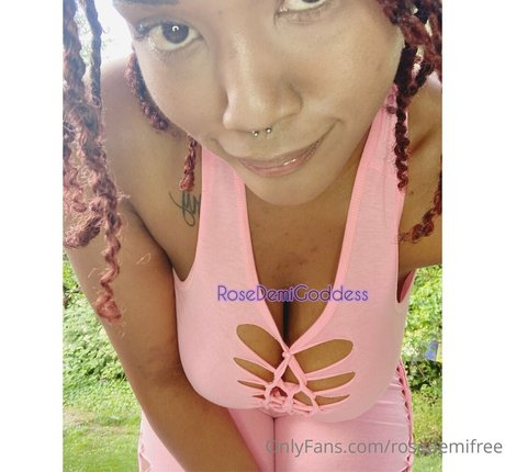 Photo nue de fuite OnlyFans de Rosedemifree
