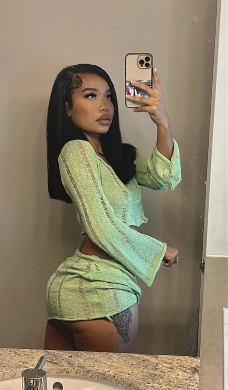 Photo nue de fuite OnlyFans de Mikaadenise