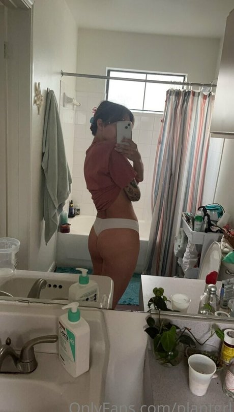 Photo nue de fuite OnlyFans de Plantgrl