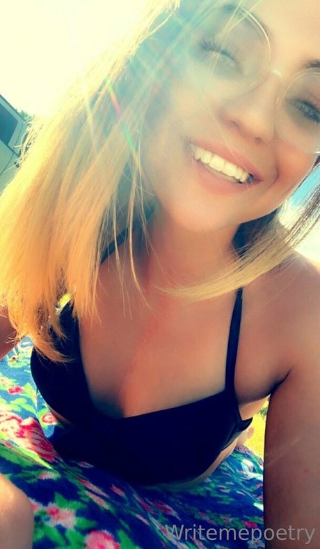 Photo nue de fuite OnlyFans de Writemepoetry