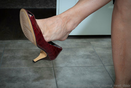 Hot_mama_next_door