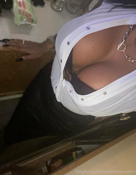 Photo nue de fuite OnlyFans de Tattedstepsisters