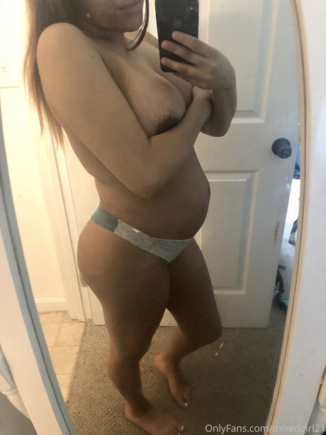 Photo nue de fuite OnlyFans de Mixed Girl21